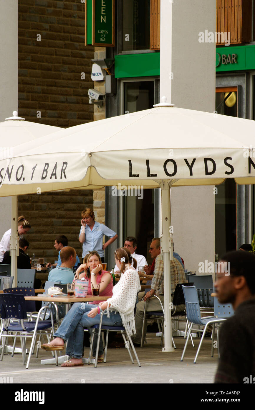 Gruppe von Menschen, die genießen Getränke außerhalb Lloyds Bar Centenary Square Bradford Stockfoto