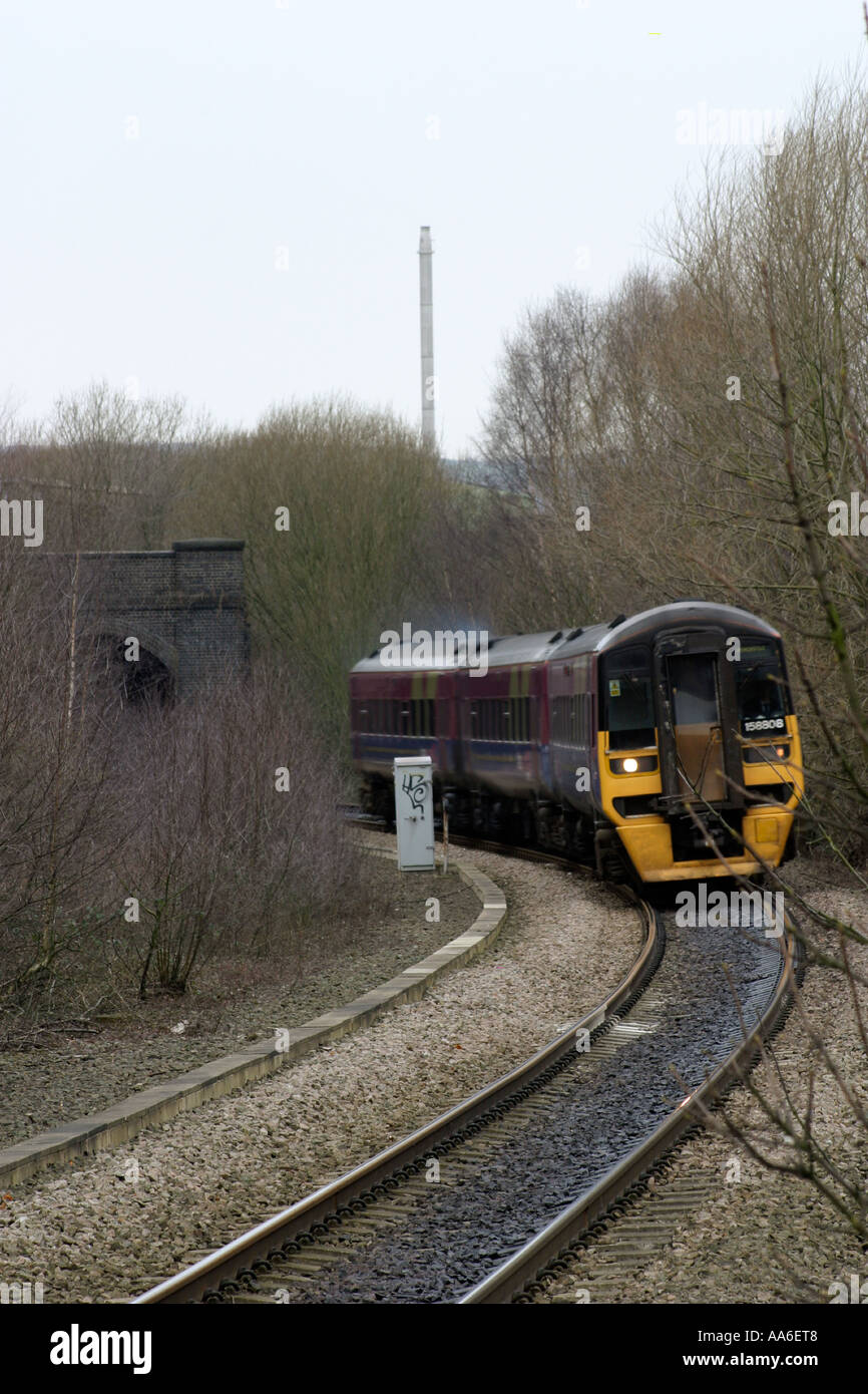 Nahverkehrszug am Battyeford in der Nähe von Mirfield Stockfoto