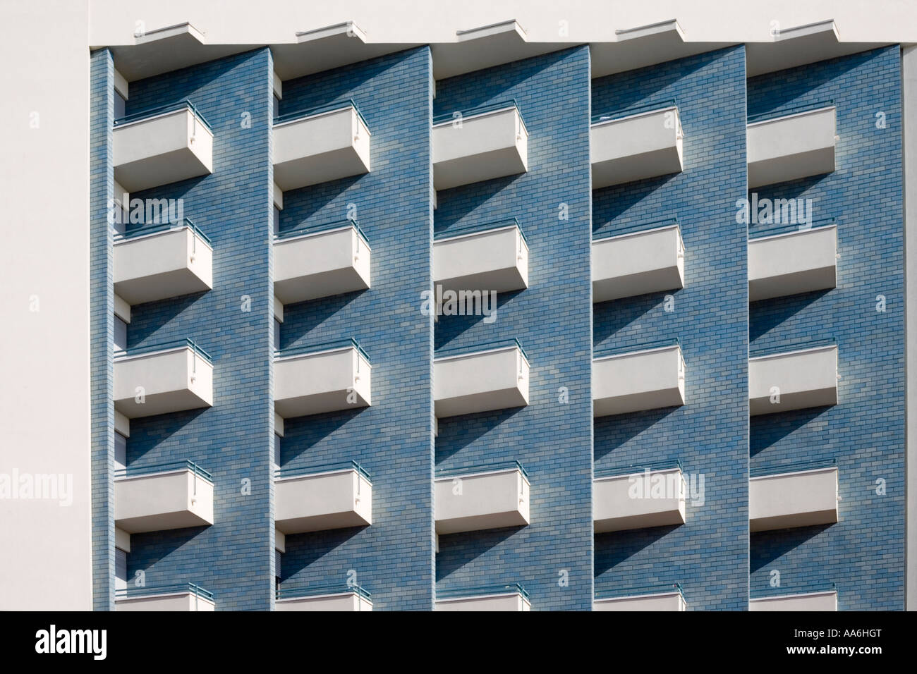 Bluemarine Palast Front mit weißen Balkonen - Igea Marina, Rimini, Italien Stockfoto