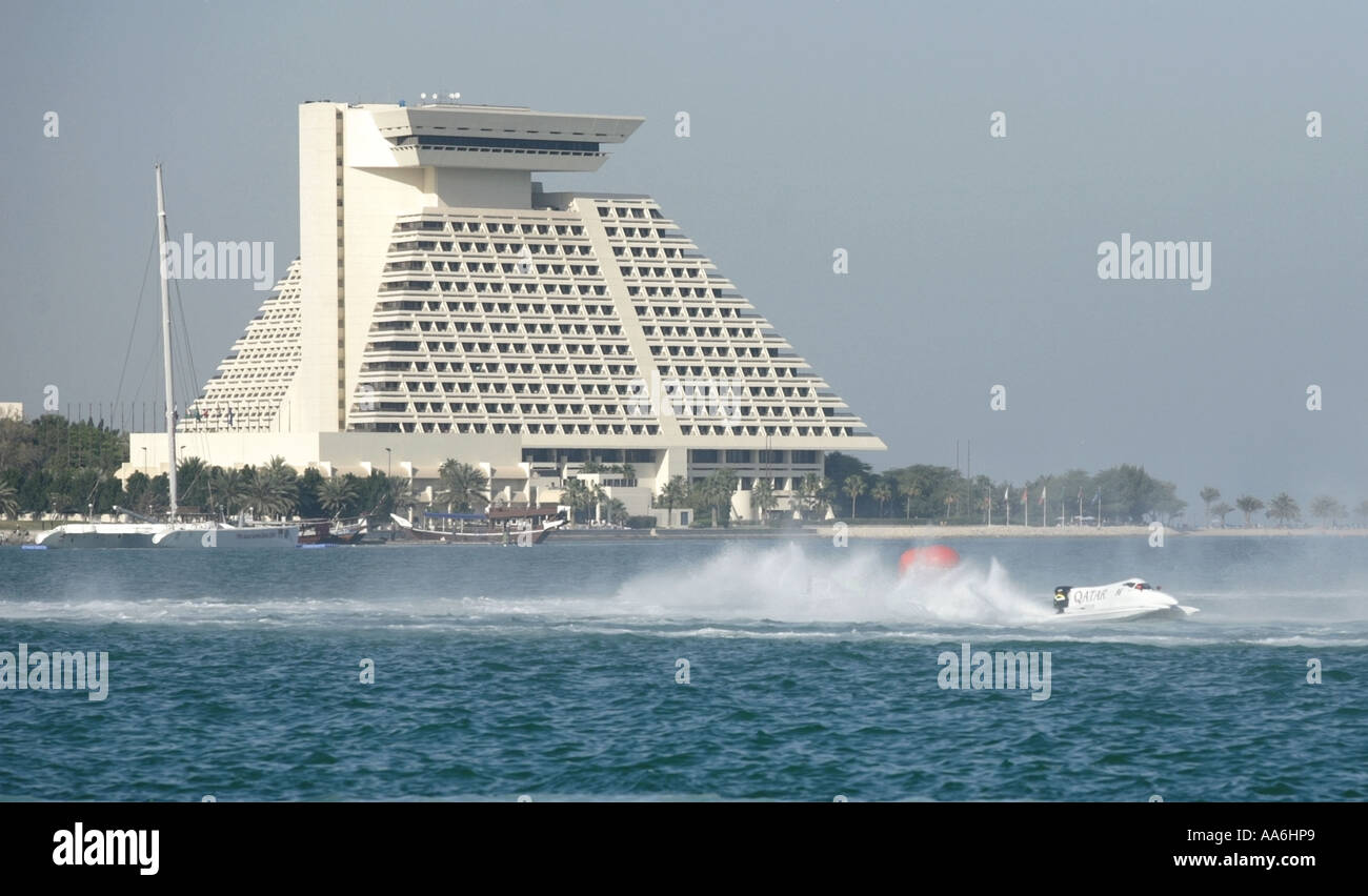 Katar-Team Mohamed al-Ali geht vor das Wahrzeichen Sheraton Doha Stockfoto