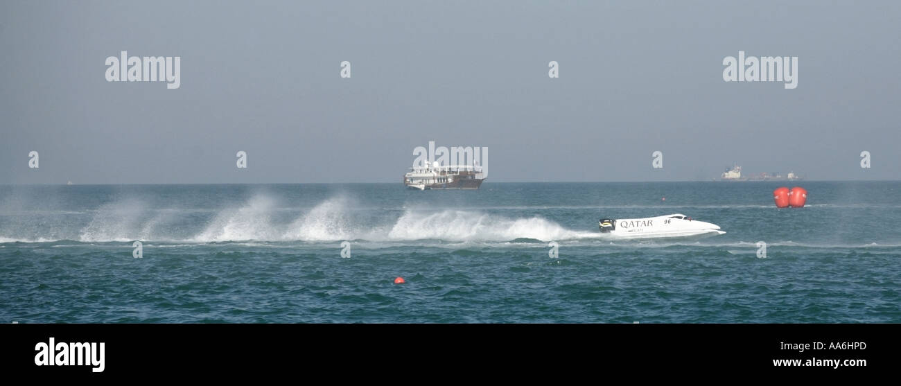 Mohamed al Ali Team Qatar Motorboot geht vor einer traditionellen Dhau Stockfoto