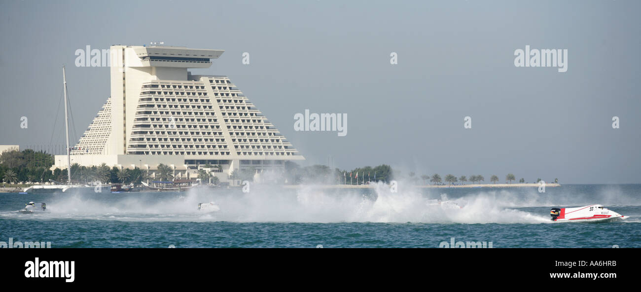 Motorboote-Rennen vor dem Wahrzeichen Doha Sheraton Hotel und Resort-Katar Stockfoto