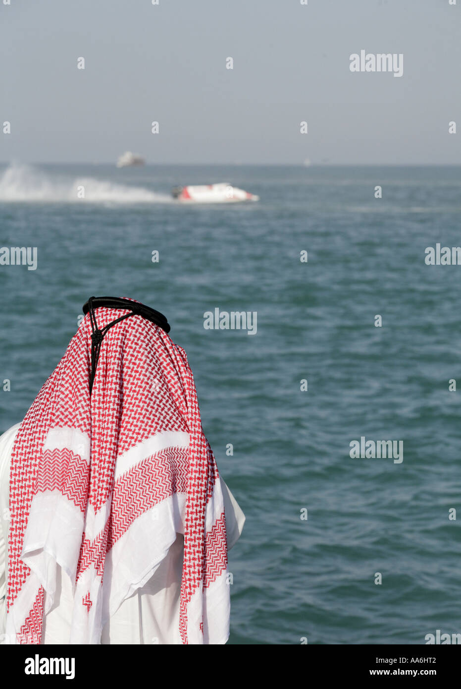 Ein Qatari in Nationaltracht beobachten den Fortschritt von der Formel 1 Rennboot Weltmeisterschaft Stockfoto