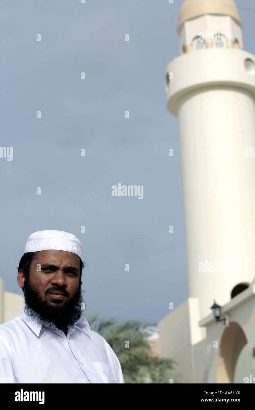 Eine asiatische Muslim vor einer Moschee in Katar Stockfoto
