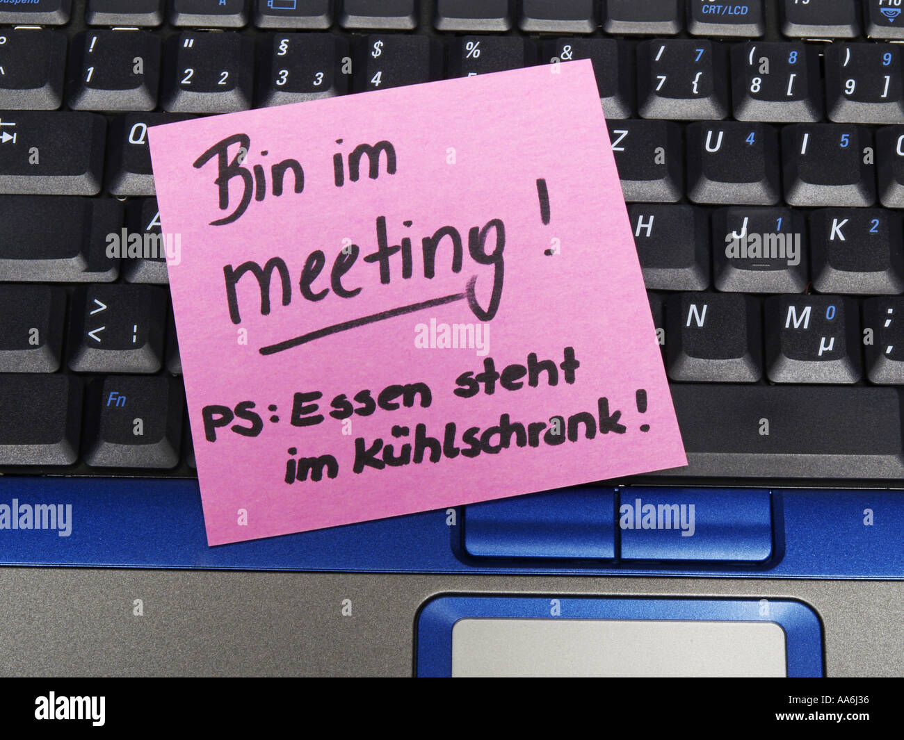 Memo Hinweis auf Notebook Bin Im Meeting PS Essen Steht Im Kühlschrank, ich bin in einer Besprechung ist das Essen im Kühlschrank Stockfoto