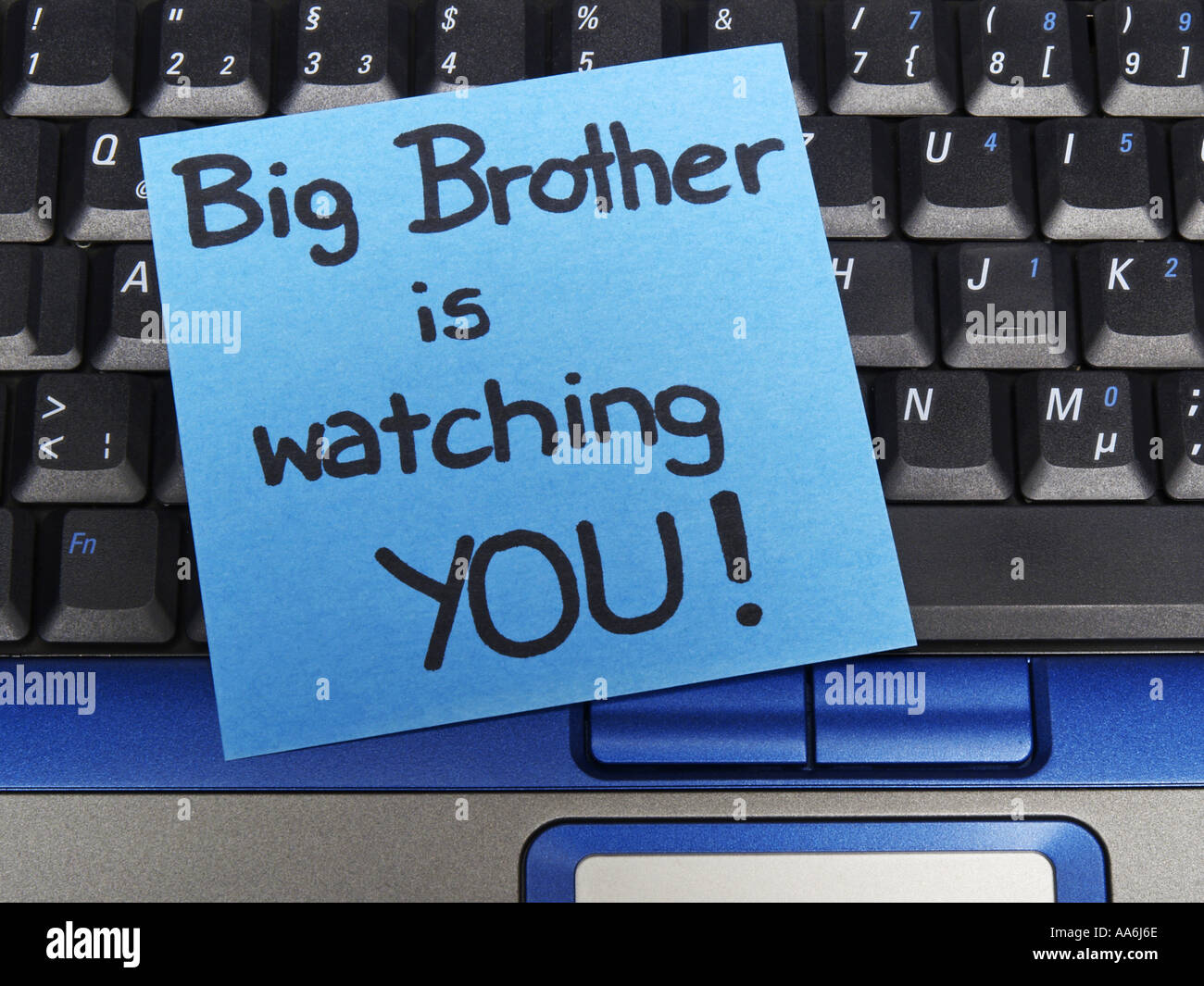 Memo-Hinweis auf Notebook, Big Brother ist Sie gerade Stockfoto Memo-Hinweis auf Notebook, Big Brother ist Sie gerade Stockfoto