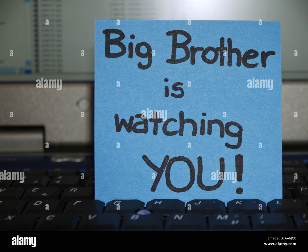 Memo-Hinweis auf Notebook, Big Brother ist Sie gerade Stockfoto Memo-Hinweis auf Notebook, Big Brother ist Sie gerade Stockfoto