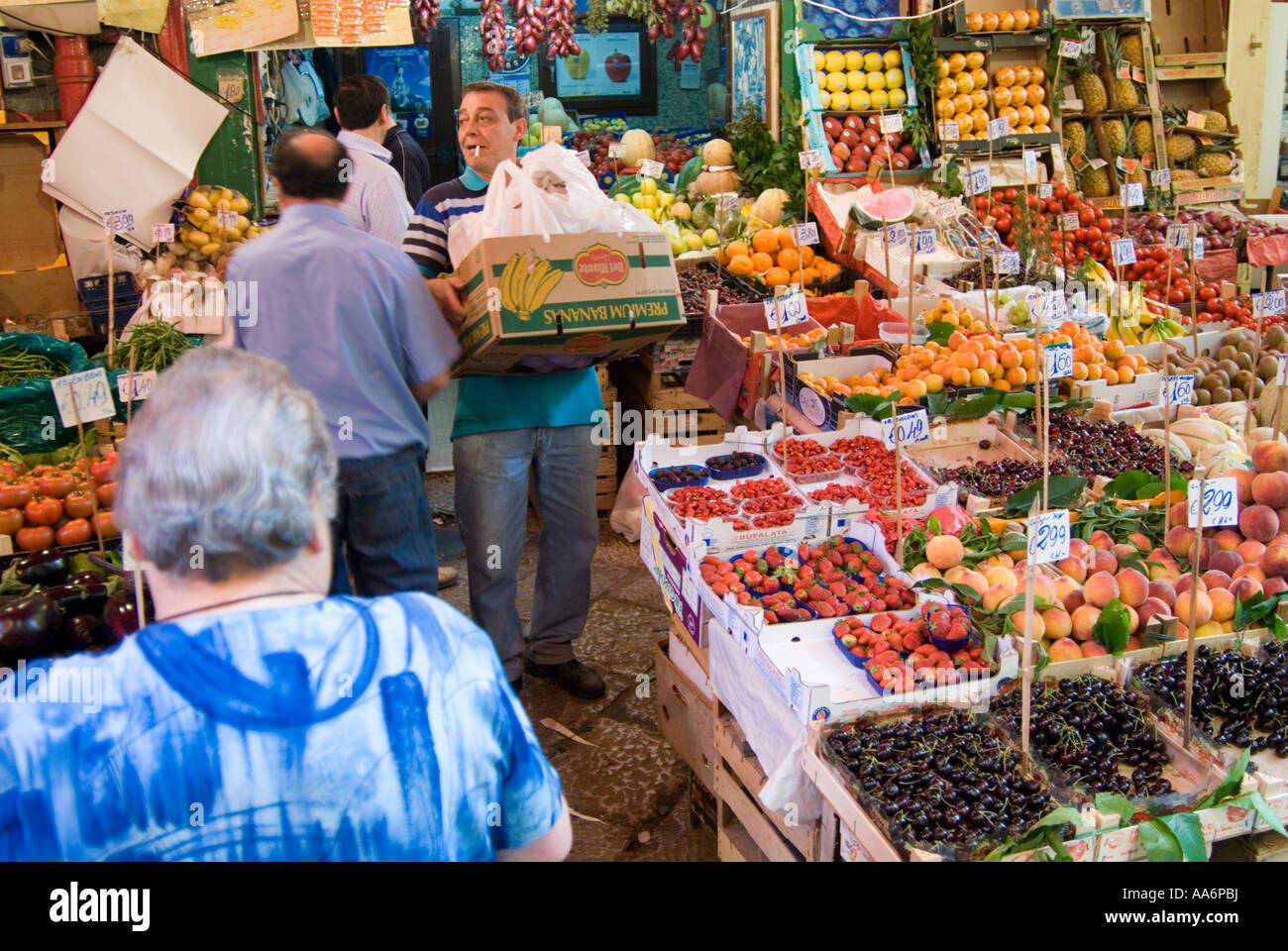 Frisches Obst stand auf Vucciria Markt Palermo Sizilien Italien Stockfoto