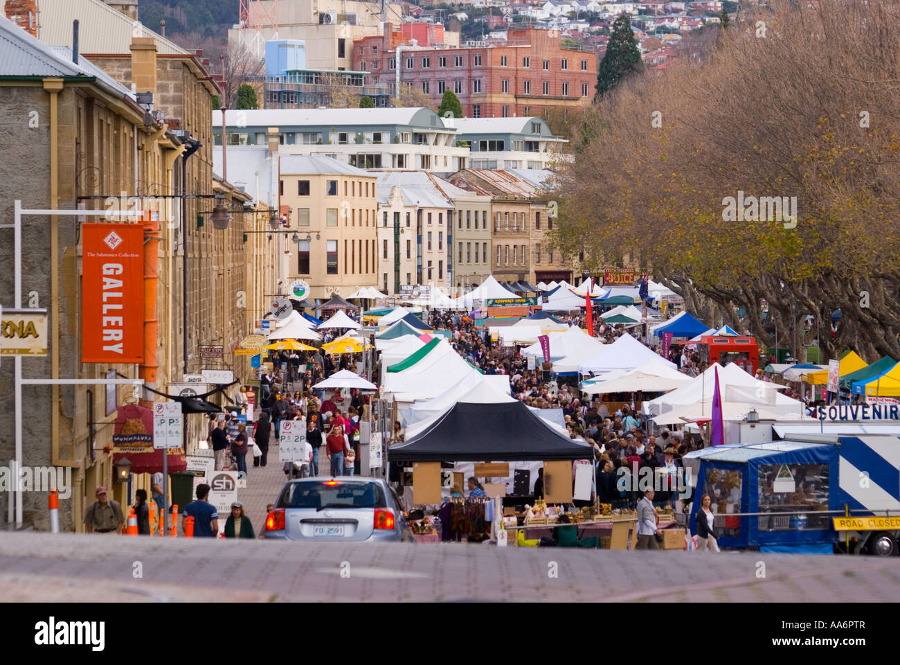 Salamanca Place Hobart an einem belebten Samstag Morgen Stockfoto