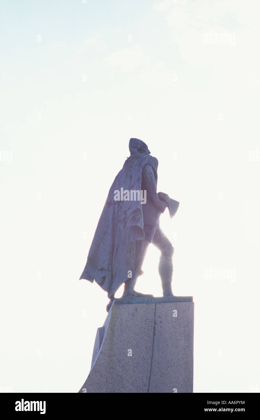 Eine Statue von Leif Erickson vor Hallgrimskirkja Stockfoto