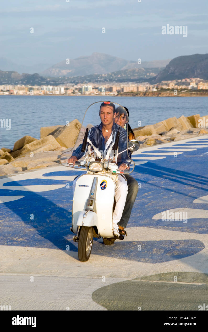 Junges Paar Reiten eine Vespa am Meer, Palermo, Sizilien, Italien Stockfoto