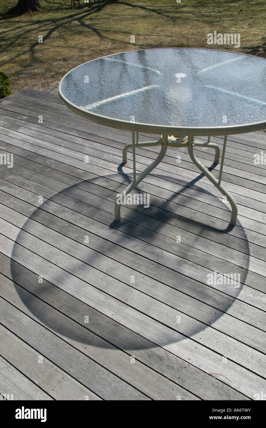 Deck-Tabelle mit Schatten und Blockade von Sonnenlicht durch das Glas Stockfoto