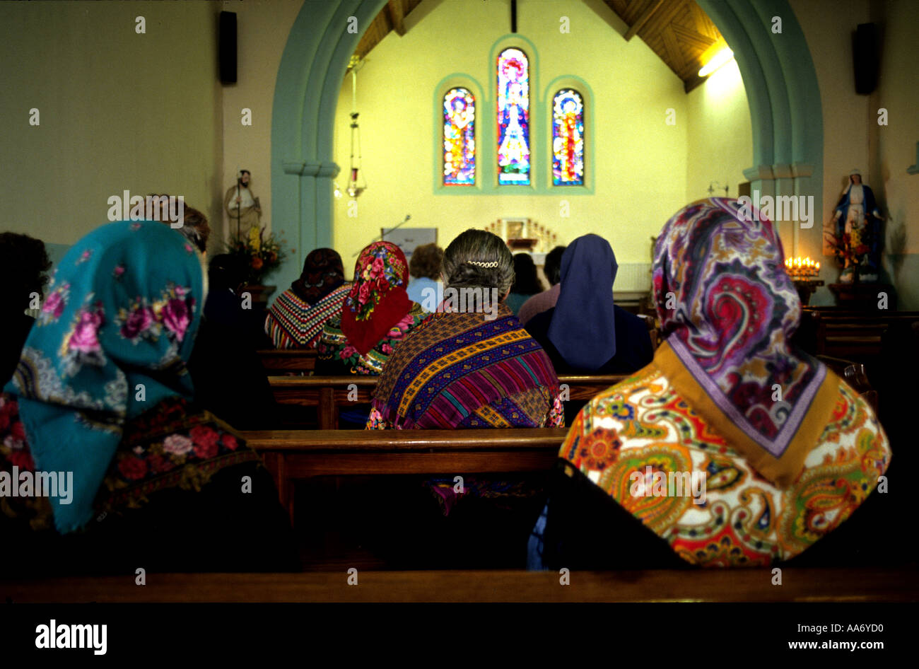 Frauen tragen markante Schals beim Gebet in der Kirche auf den Aran-Inseln Irland Stockfoto