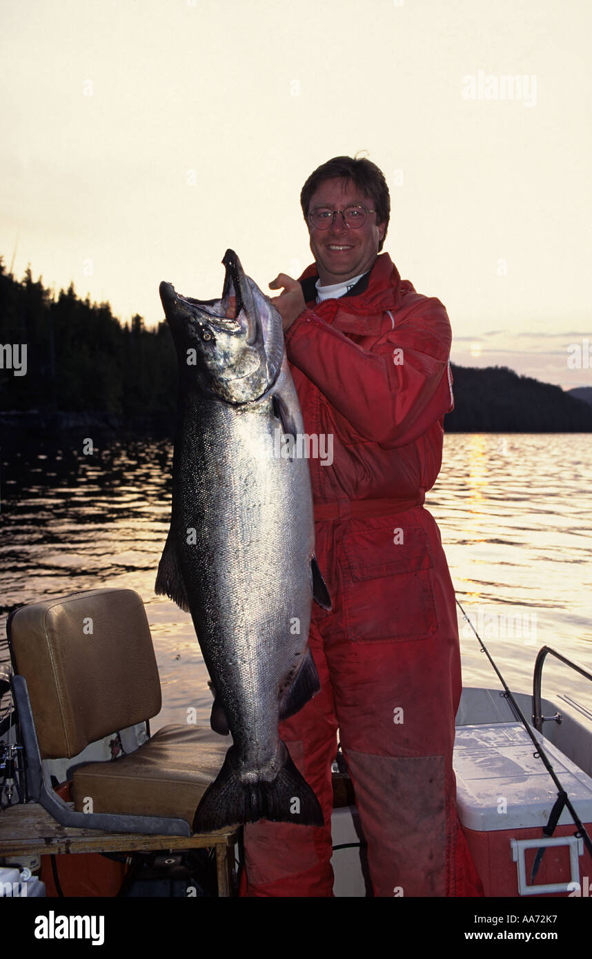 Angler hält große 43lb Königslachs Arbeit Kanal British Columbia Stockfoto