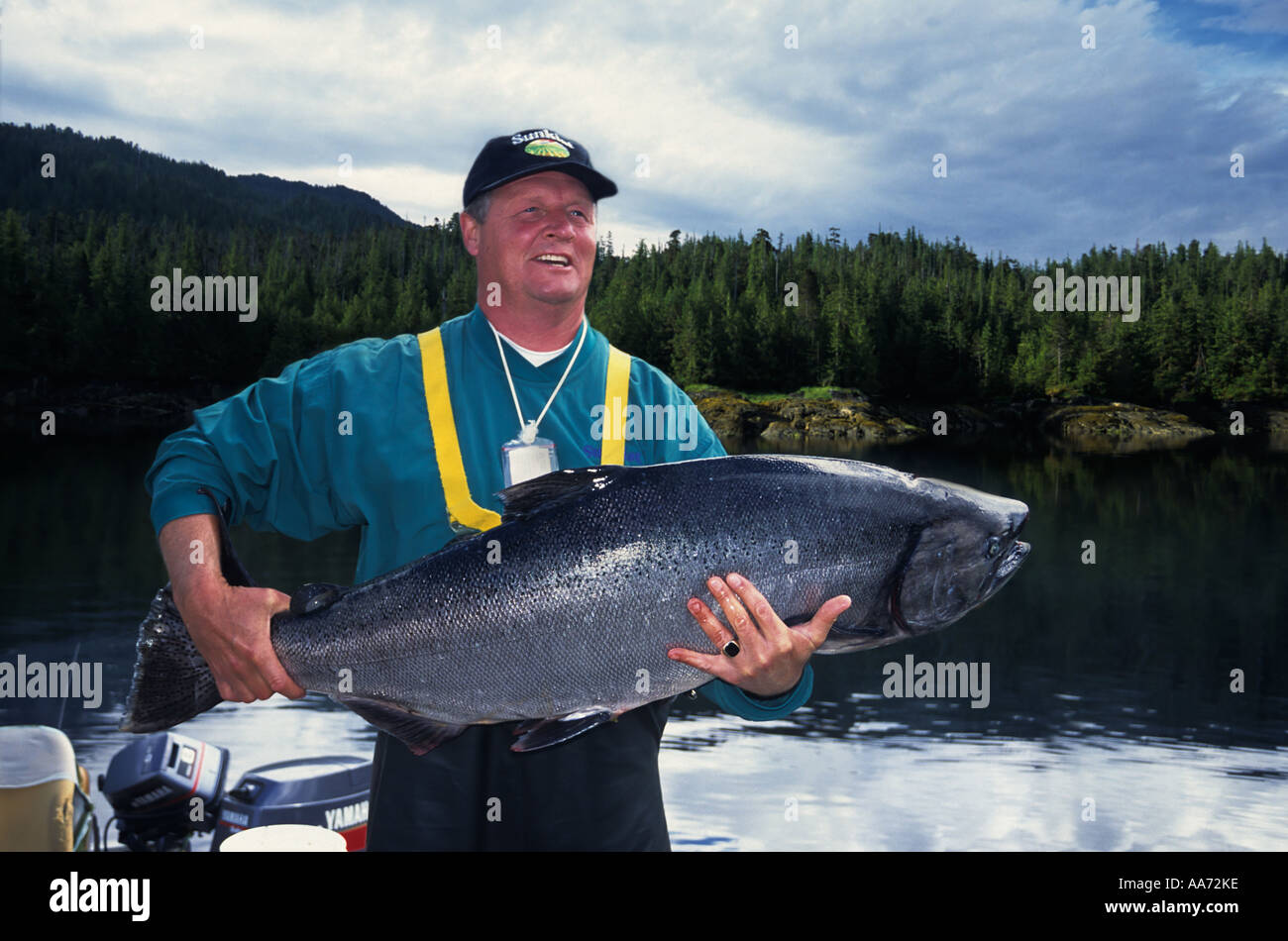 Angler halten 50lb Königslachs Arbeit Kanal Britisch-Kolumbien Stockfoto