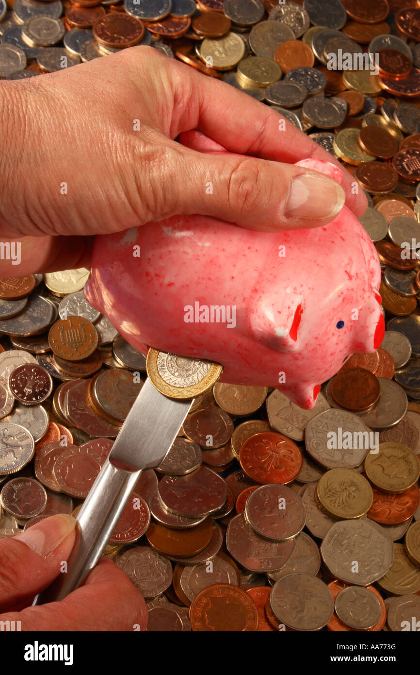 Entleeren Einsparungen Sparschwein. Stockfoto