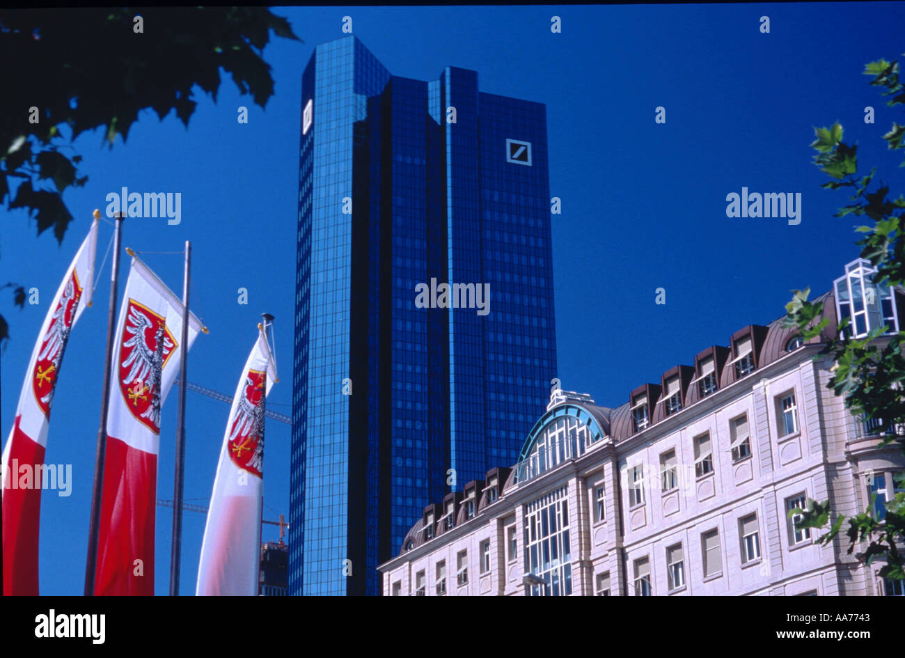 Deutschland Frankfurt Frankfort historische Häuser und Gebäude der Deutschen Bank Fahnen Stockfoto