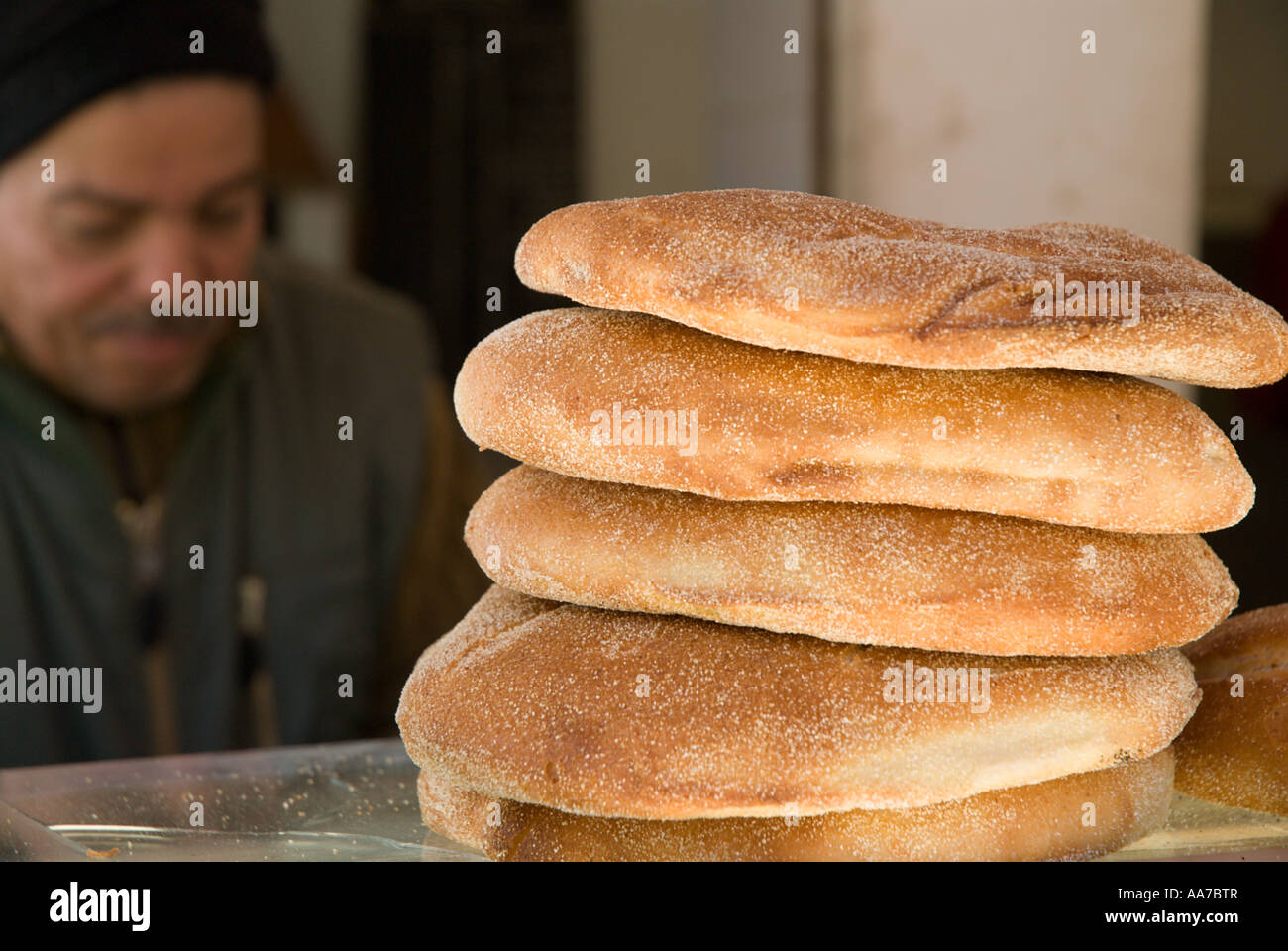 Ein Bäcker befindet sich hinter seine waren in Sefrou, Marokko Stockfoto