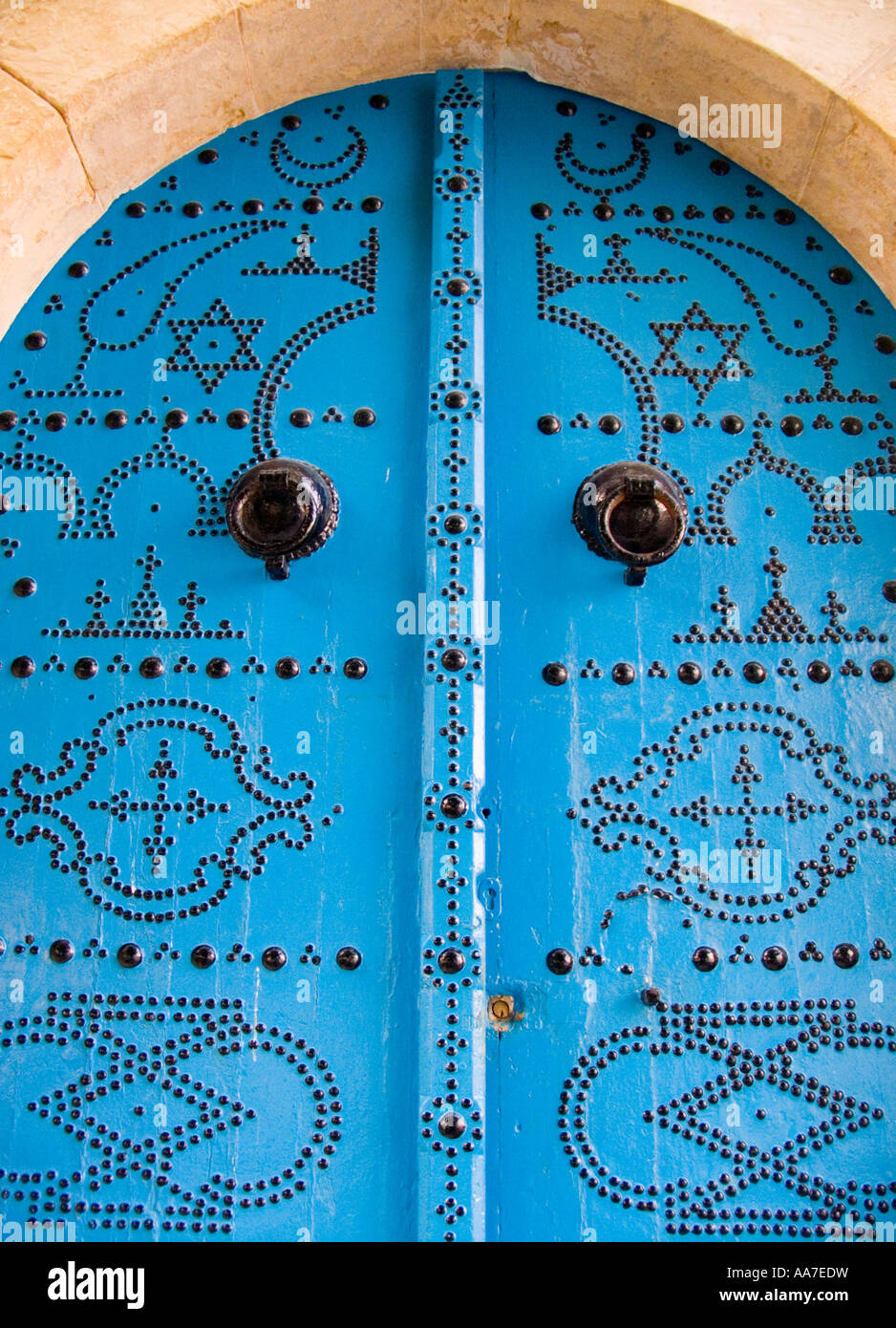 Blau dekoriert schwarze Stud Doppeltüren mit zwei großen Türklopfer Sidi Bou Said Dorf Nord-Tunesien Stockfoto