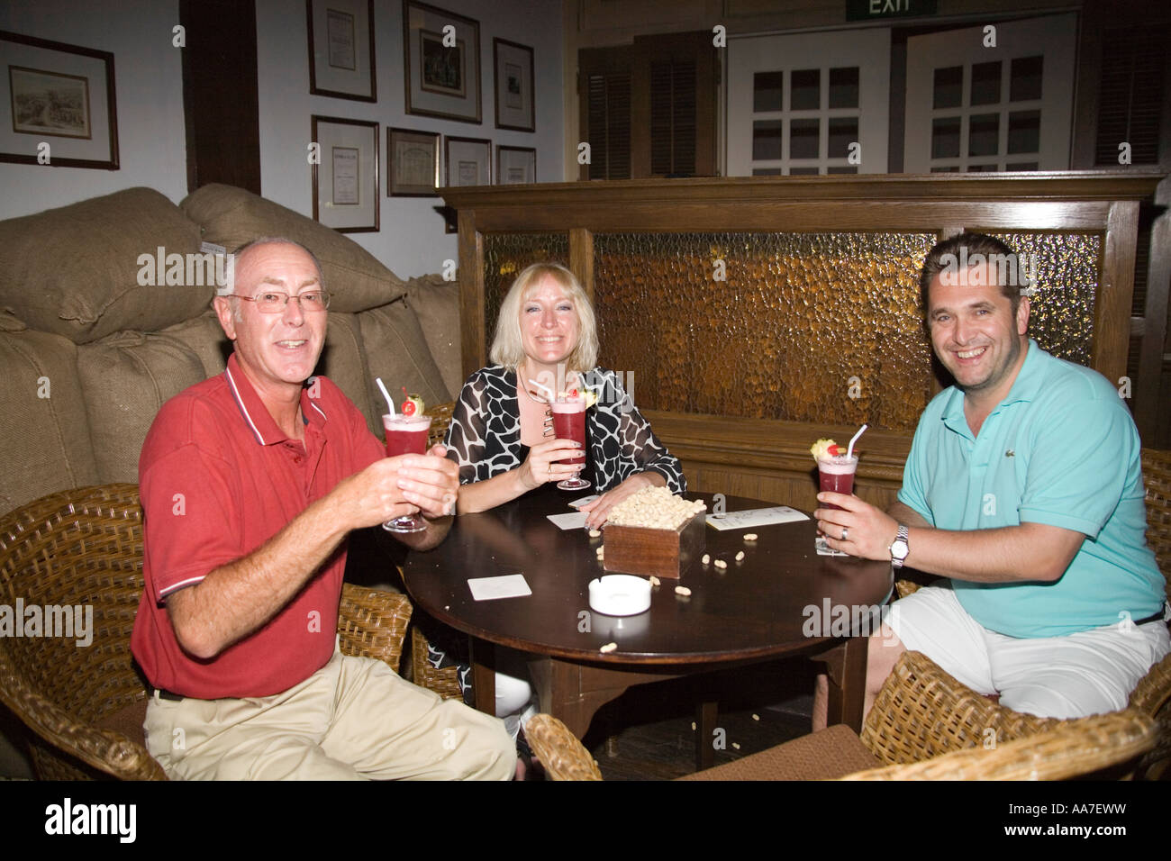 Singapur Stadt Asien kann zwei Männer und eine Frau Tourist ein Singapore Sling trinken Stockfoto