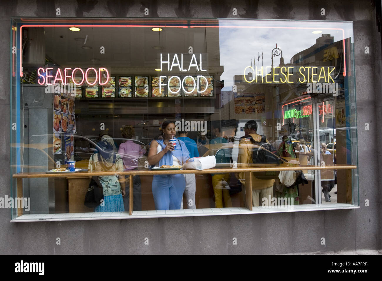 Mit der wachsenden muslimischen Bevölkerung bieten weitere Restaurants Halal-Fleisch. Restaurant, New York City Stockfoto