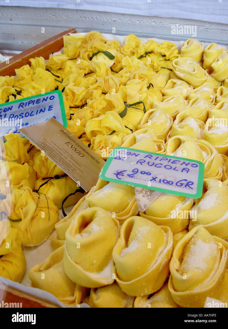 Süße und herzhafte Backwaren Spezialitäten zum Verkauf der Delikatessenladen in der Altstadt von Asolo, Treviso, Italien Stockfoto