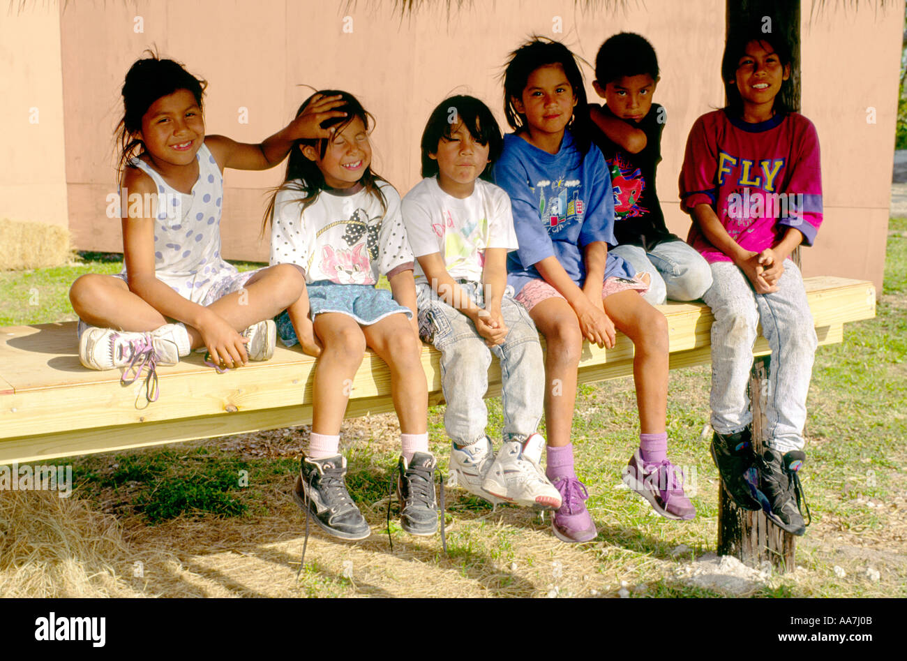 Kinder der Miccosukee native American Indian Stamm in ihrer Heimat-Reservierung in Dade County, Florida Everglades, USA Stockfoto