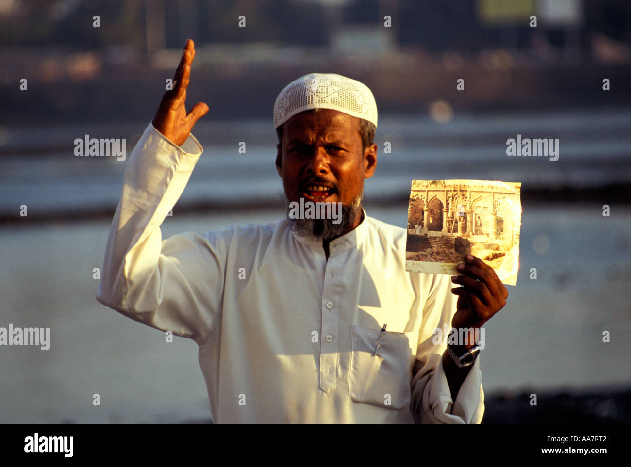 Muslimischer indischer Prediger im Haji Ali Dargah, Mumbai, Südindien Stockfoto