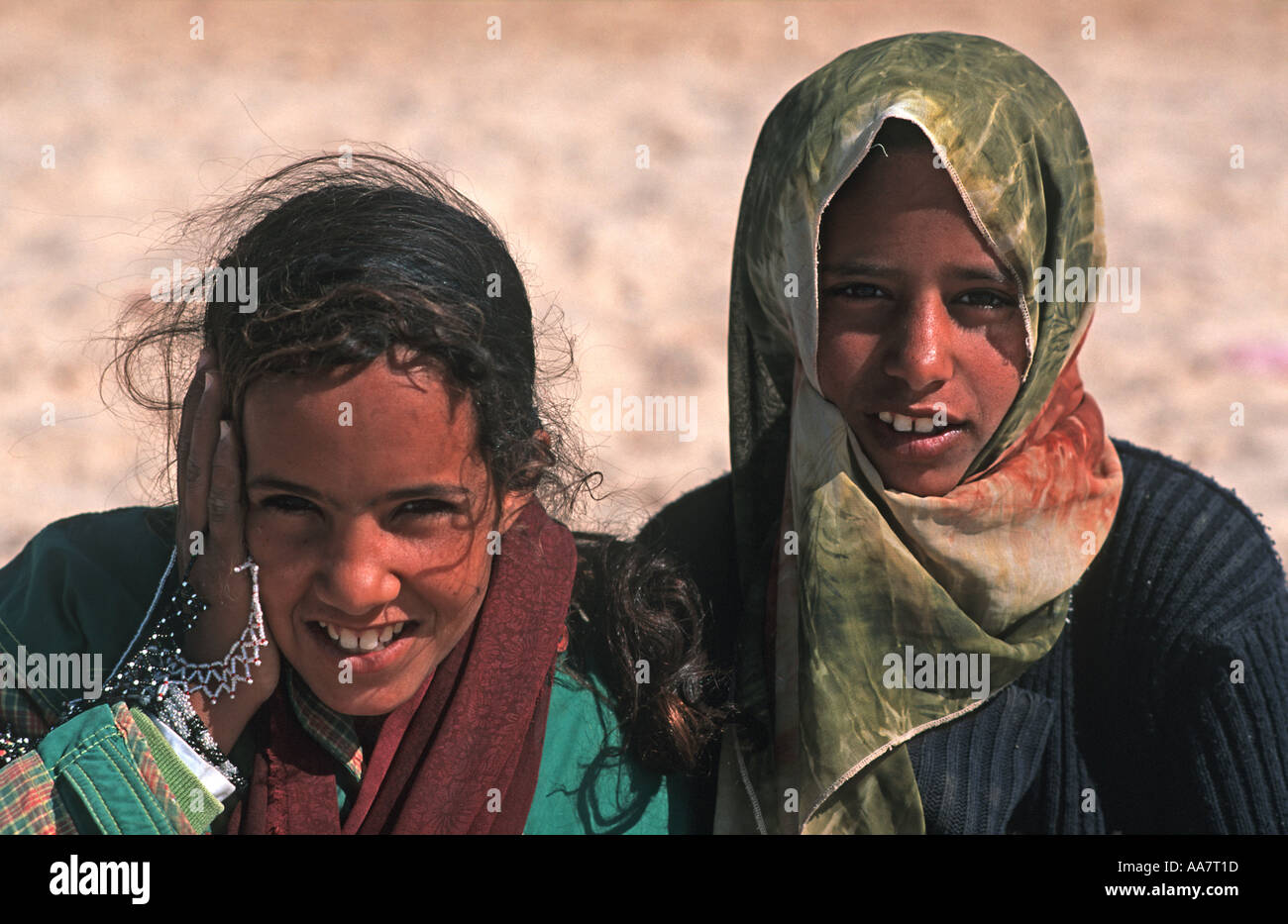 Zwei Beduinen Mädchen eine trägt ein Kopftuch-Sinai Ägypten Nahost  Souvenir-Verkäufer am Strand Stockfotografie - Alamy