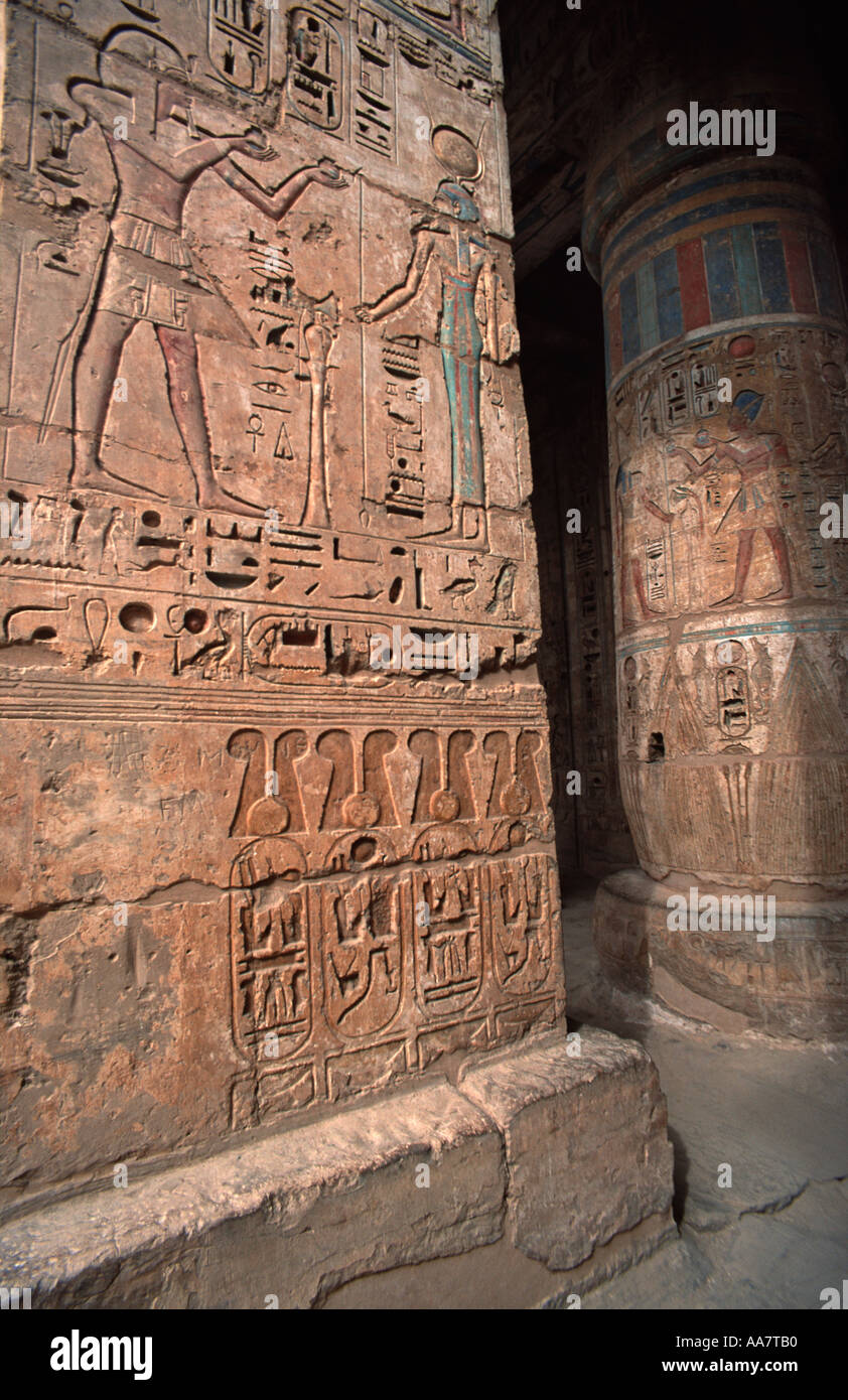 Theben Ortsbild Medinet Habu Ägypten Säulen und Reliefs in den zweiten Hof Stockfoto