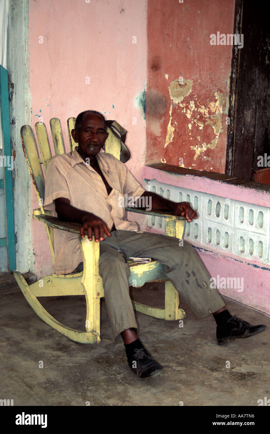 Opa kauen Zigarre auf Schaukelstuhl, Pinar del Rio, Kuba Stockfotografie -  Alamy