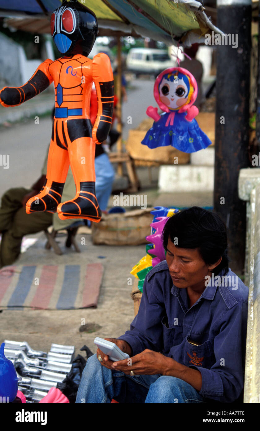 Straßenverkäufer spielt Gameboy, Bukittinggi, Sumatra, Indonesien Stockfoto