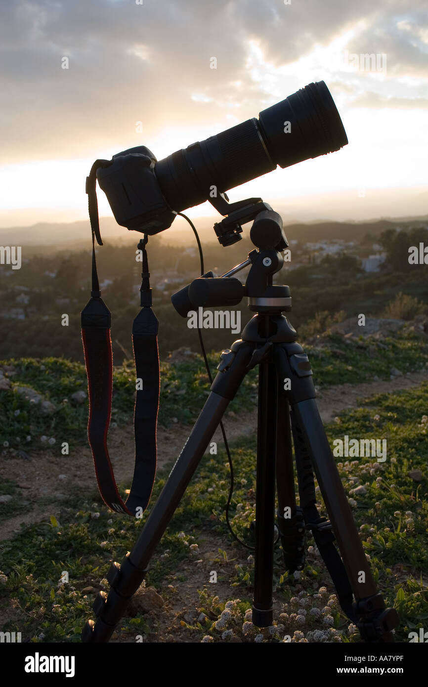 Dramatische spätabends Silhouette der Kamera mit Teleobjektiv auf Stativ Stockfoto