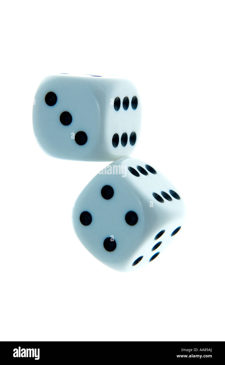 zwei weiße Würfel mit glücklichen sieben Combo von Zahlen gerollt Stockfoto