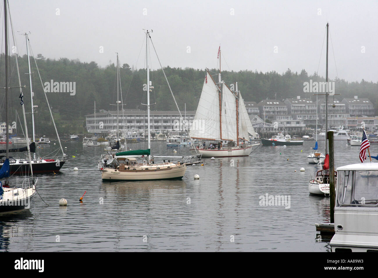 Boothbay Harbor an einem ruhigen Tag Stockfoto