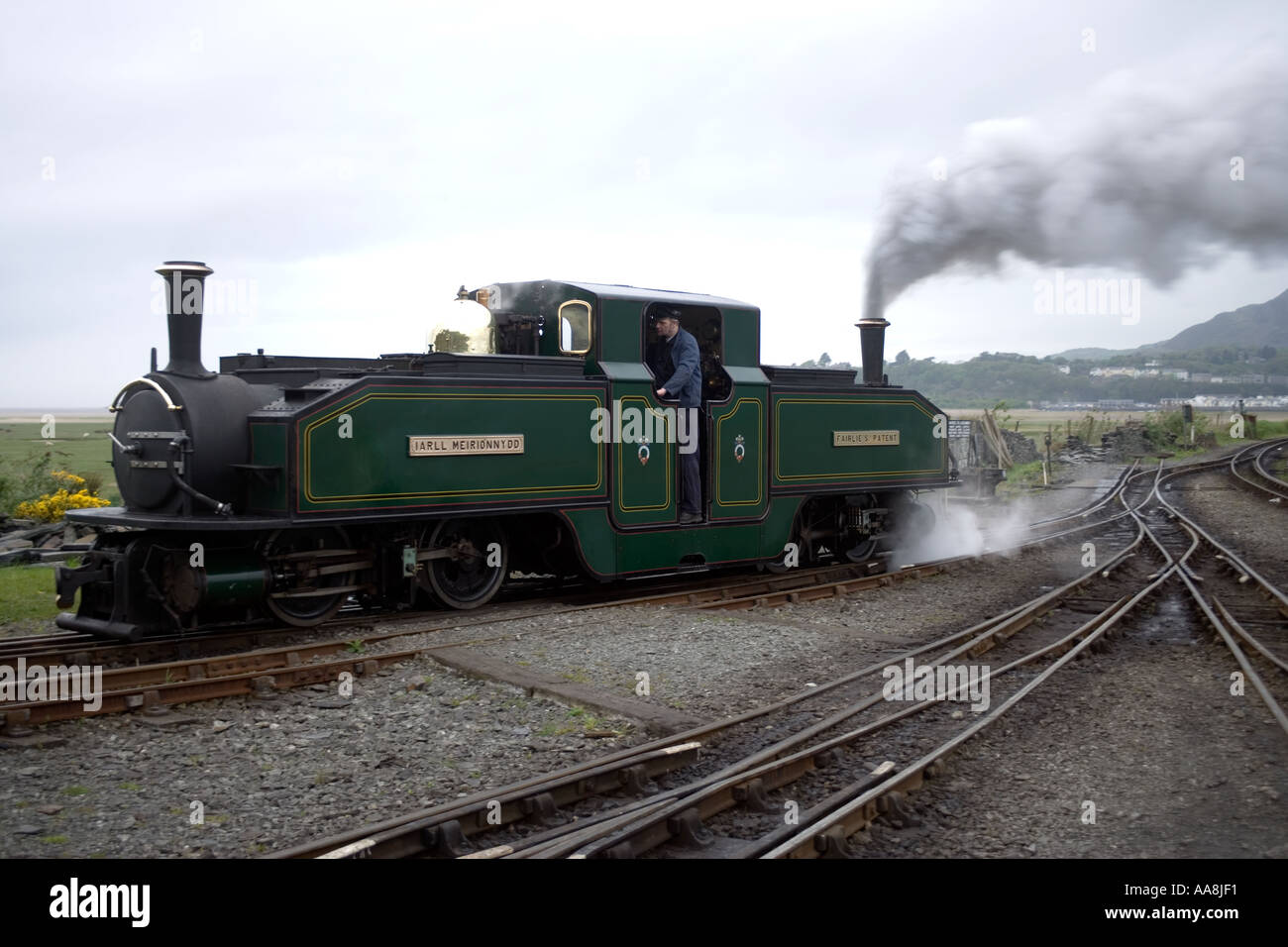 Schmalspur-Dampflokomotive namens The Earl Merioneth verlassen Boston Lodge Werke in North Wales wieder Bahn Stockfoto