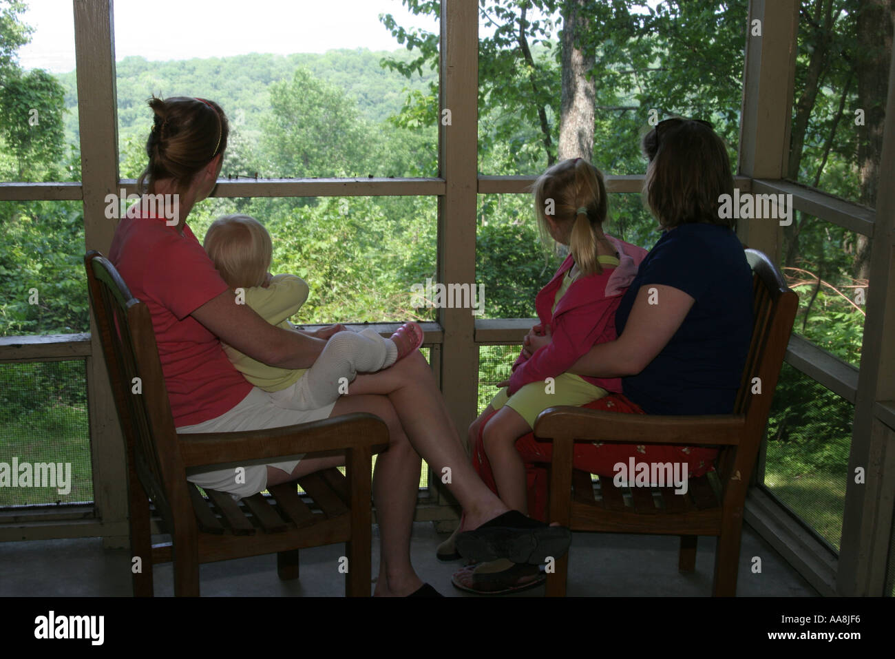 Alabama Madison County, Huntsville, Monte Sano State Park, Vermietung Hütte Veranda, Familie Familien Eltern Eltern Kind Kinder, Mutter Mutter Mutter, Vater Vater Vater, Hütte Stockfoto