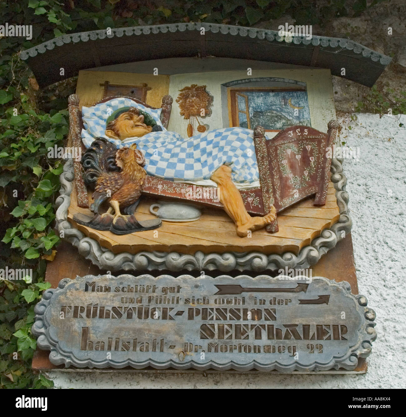 Österreich Hallstatt humorvolle geschnitzte Holz Pension Schild Stockfoto