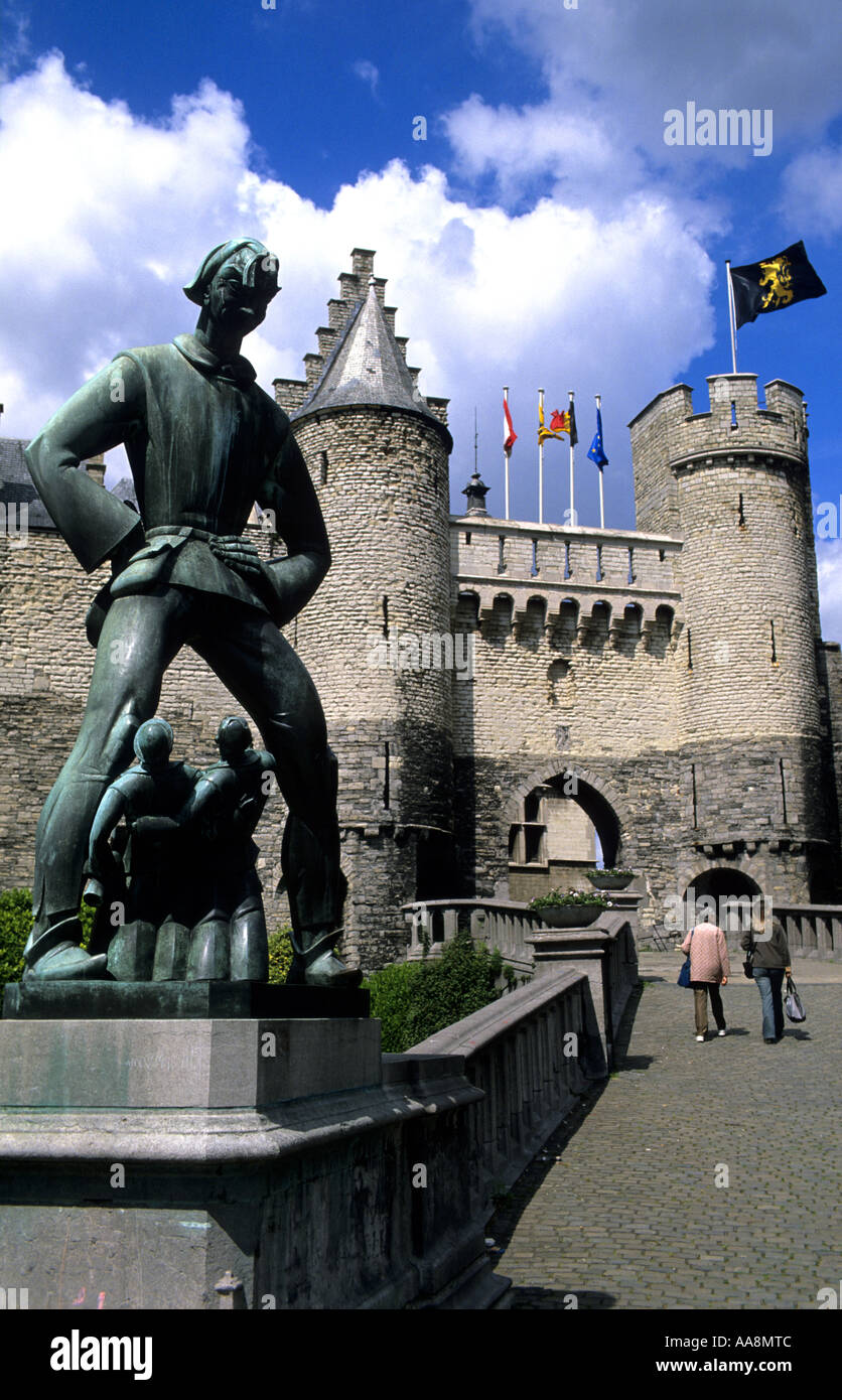 Lange Wapper Statue vor Het Steen Schloss beherbergt das National Maritime Museum in Antwerpen Flandern Belgien Stockfoto