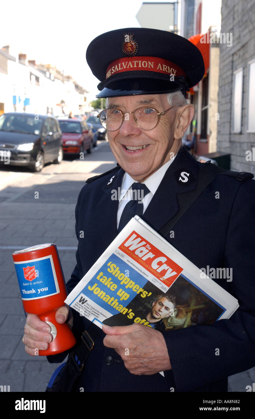 Ein Heilsarmee Mann verkaufen Kriegsschrei in Straße Großbritannien Großbritannien Stockfoto