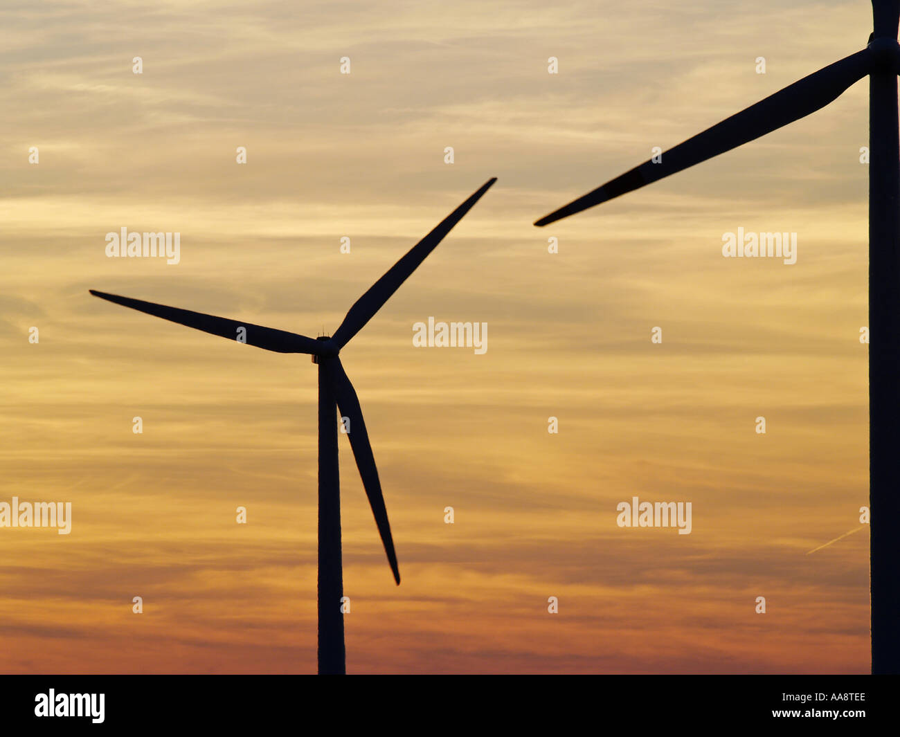 Windpark Parndorf, Österreich, Windräder in den Sonnenuntergang Stockfoto