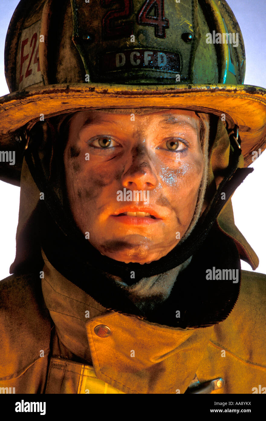 Weibliche Feuerwehrmann-Studio-Porträt-Fire-fighter Stockfoto
