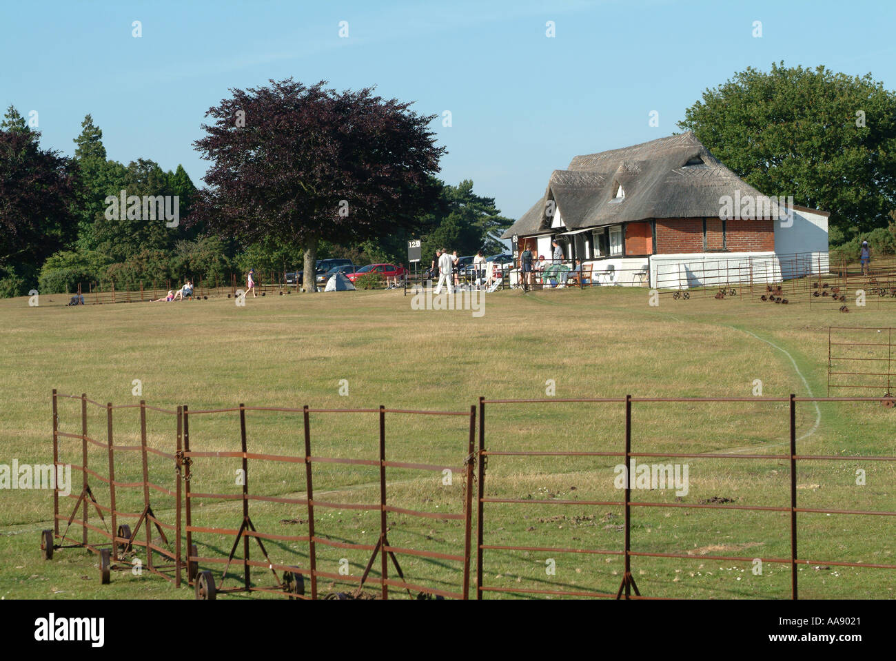 Cricket Pavilion und Spieler bei Lyndhurst Club Hampshire England Vereinigtes Königreich UK Stockfoto