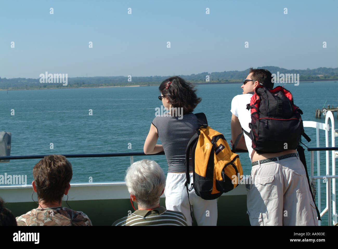 Passagiere, die Aussicht auf dem Solent Southampton Wasser auf der Isle Of Wight Fähre Hampshire England Vereinigtes Königreich UK Stockfoto