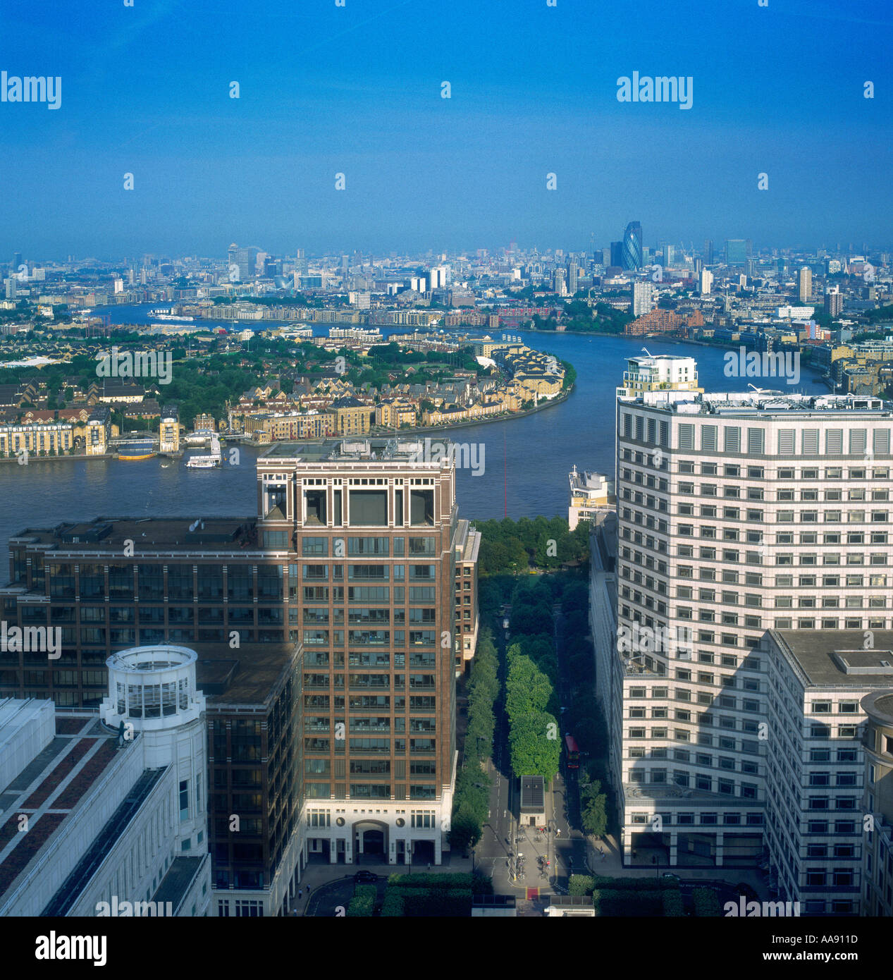 Der Blick vom 1 Canada Square, Canary Wharf im Jahr 2003, nach Westen entlang der Themse in Richtung Canada Water, Rotherhithe und der City of London Stockfoto