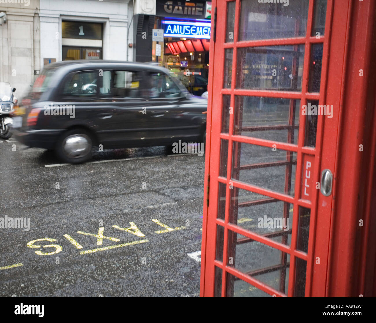 Rote Telefonzelle und schwarzes Taxi cab London England UK Europe Stockfoto