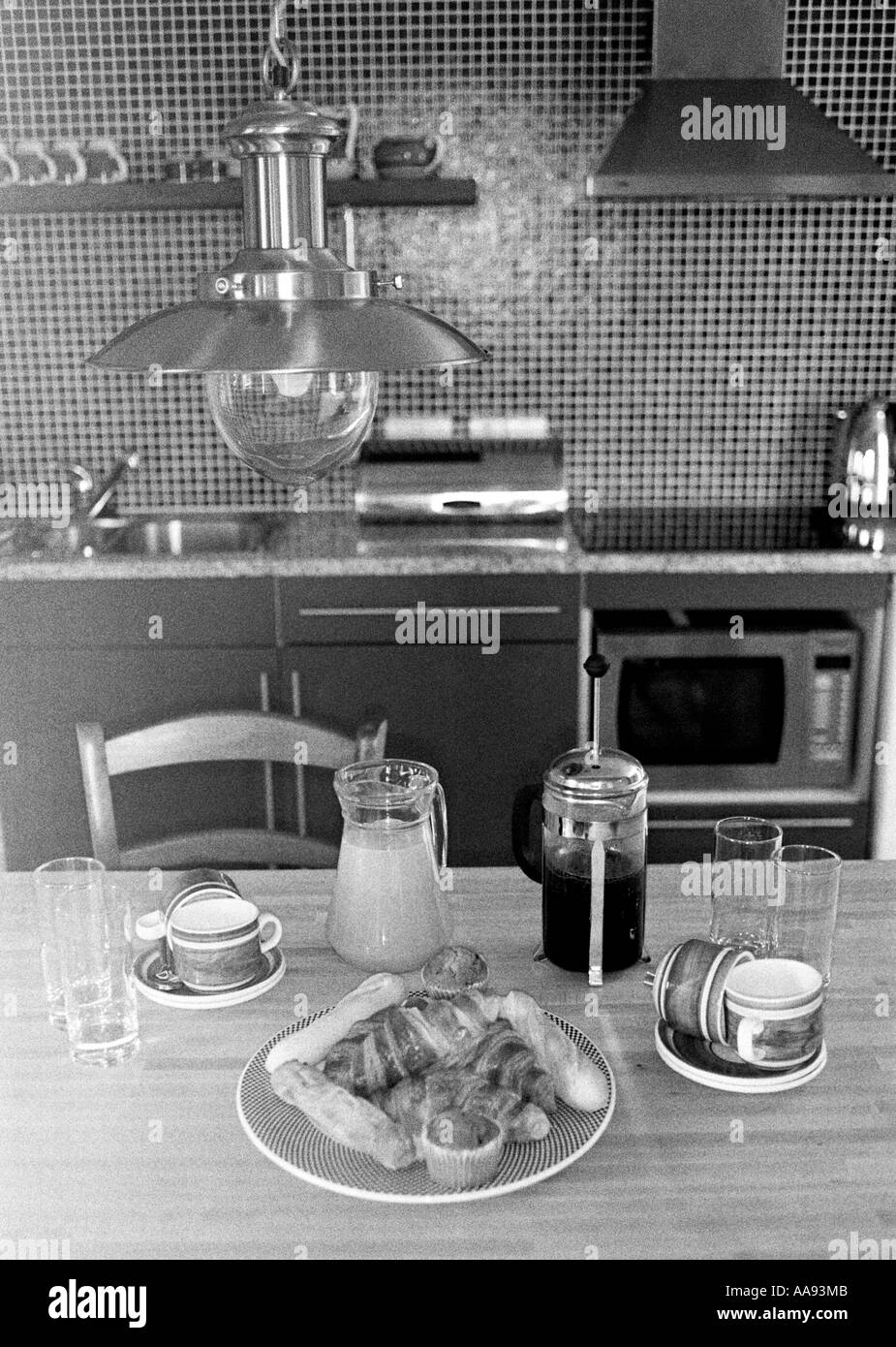 Das Frühstück in einer modernen kompakten 21. Jahrhundert Küche mit Elektrogeräten Newquay Cornwall UK Stockfoto