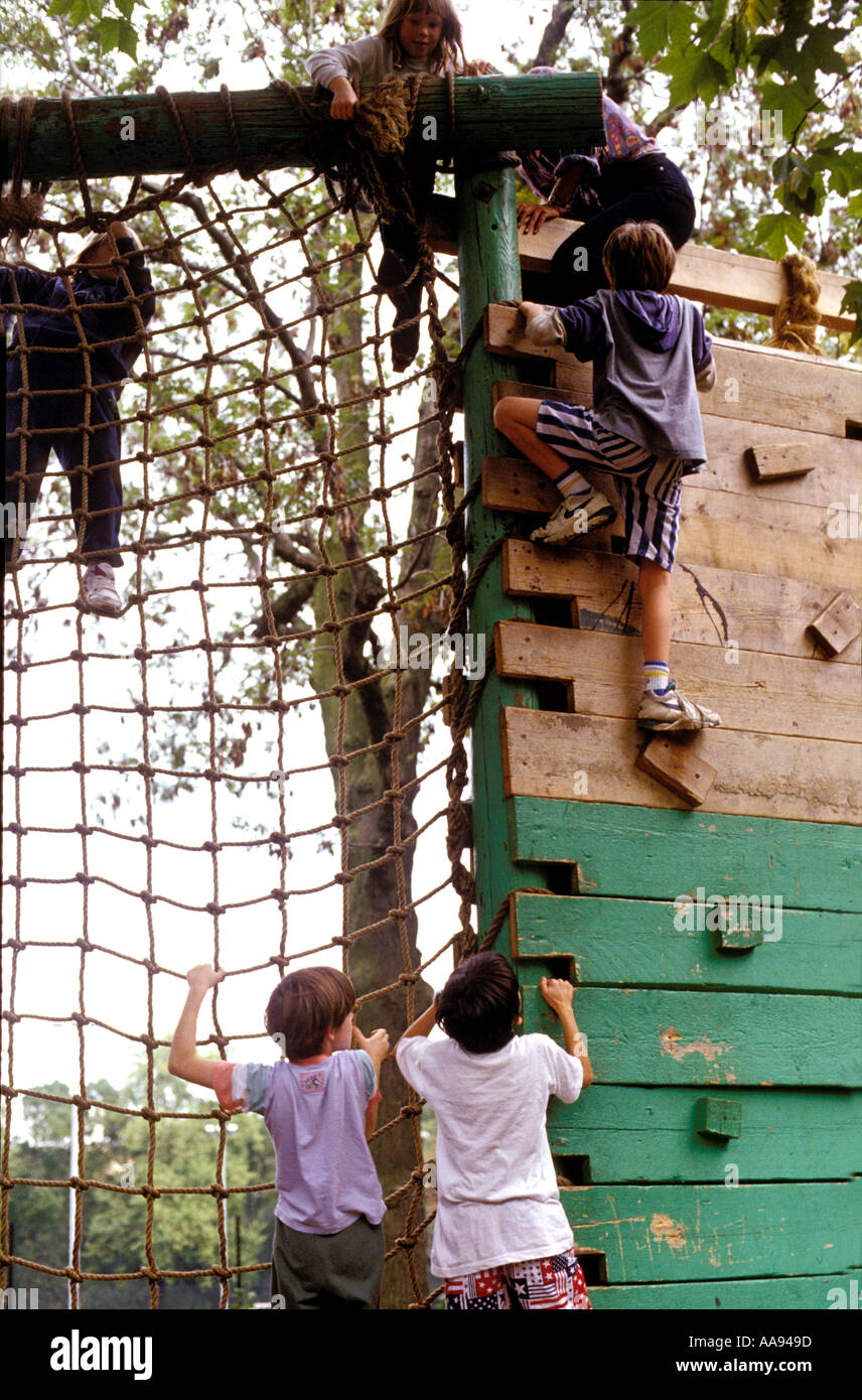 Kinder spielen in ein Abenteuer-Spielplatz in Südlondon. Stockfoto