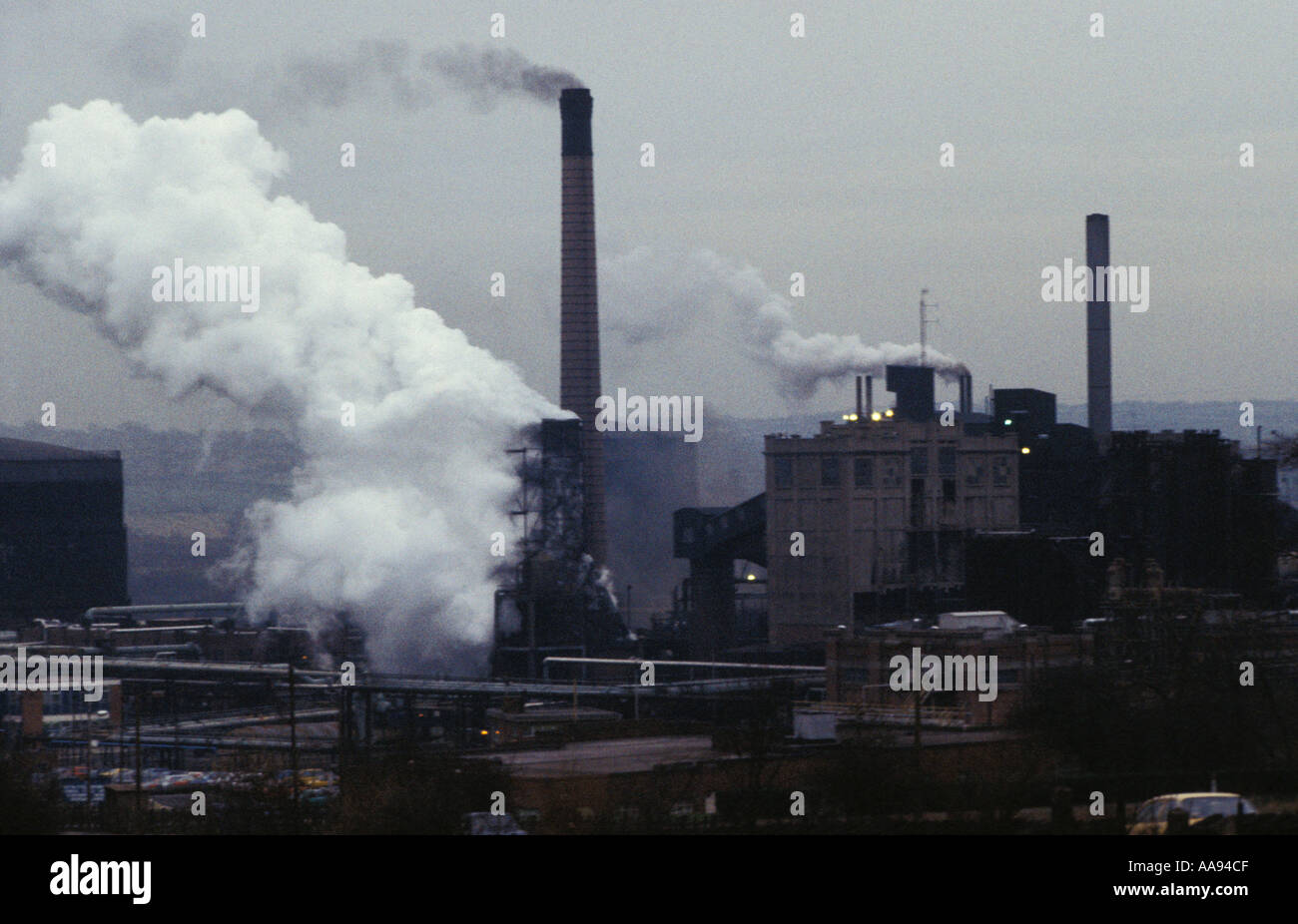 Einer der wenigen verbleibenden Stahlwerke in Sheffield in der early1980. Stockfoto