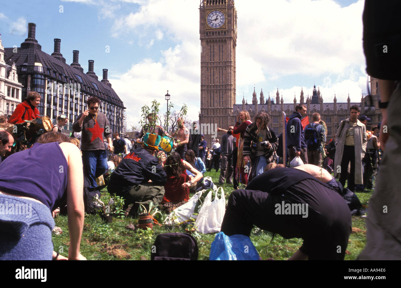 Urban Guerilla-Demonstranten, die Anpflanzung von Blumen Bäume und Pflanzen im Parlament Platz bei Mayday 2001 Demonstrationen in eine an Stockfoto